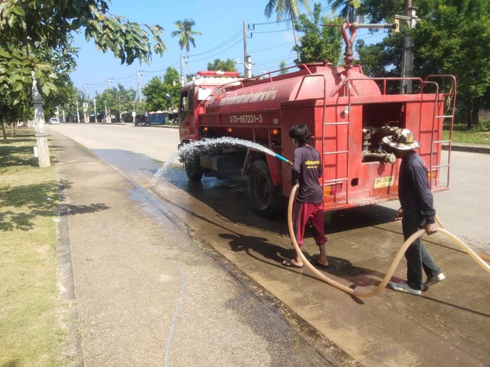 ทต.ศาลาด่าน ฉีดล้างทำความสะอาดถนนสายสามแยกหน้า รร.ชุมชนบ้านศาลาด่าน ไปถึงรอยต่อหมู่ที่ 1 กับหมู่ที่ 5 ตำบลศาลาด่าน